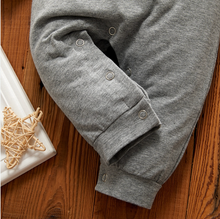 Laden Sie das Bild in den Galerie-Viewer, Baby Boy / Girl jumpsuit/ romper