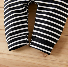 Laden Sie das Bild in den Galerie-Viewer, Set of 2 Baby Boy / Girl casual Rompers / Jumpsuit