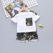 Laden Sie das Bild in den Galerie-Viewer, Camo Print Short-sleeve Tee and Shorts Set