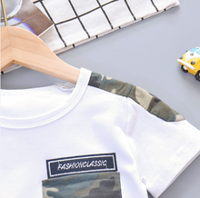 Laden Sie das Bild in den Galerie-Viewer, Camo Print Short-sleeve Tee and Shorts Set