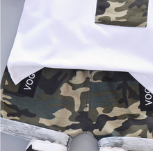 Laden Sie das Bild in den Galerie-Viewer, Camo Print Short-sleeve Tee and Shorts Set
