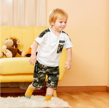 Laden Sie das Bild in den Galerie-Viewer, Camo Print Short-sleeve Tee and Shorts Set