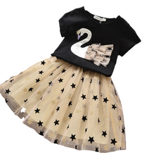 Laden Sie das Bild in den Galerie-Viewer, Star Applique Girls Dress
