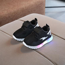 Laden Sie das Bild in den Galerie-Viewer, Kids toddler LED Sport Shoes
