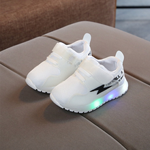 Laden Sie das Bild in den Galerie-Viewer, Kids toddler LED Sport Shoes
